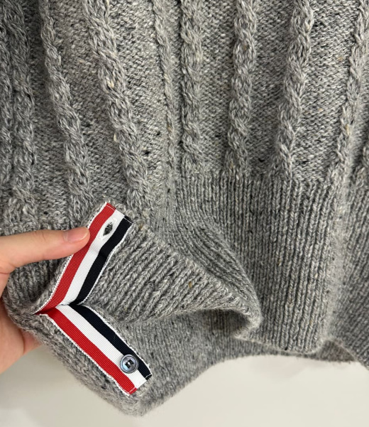 톰브라운 도니골 트위스트 케이블 클래식 크루넥 풀오버 니트 - 라이트 그레이