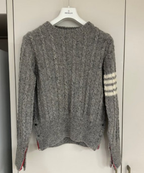 톰브라운 도니골 트위스트 케이블 클래식 크루넥 풀오버 니트 - 라이트 그레이