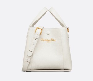 디올 시그니처 미듐 버킷백 라떼 그레인 송아지 가죽 2025 신상