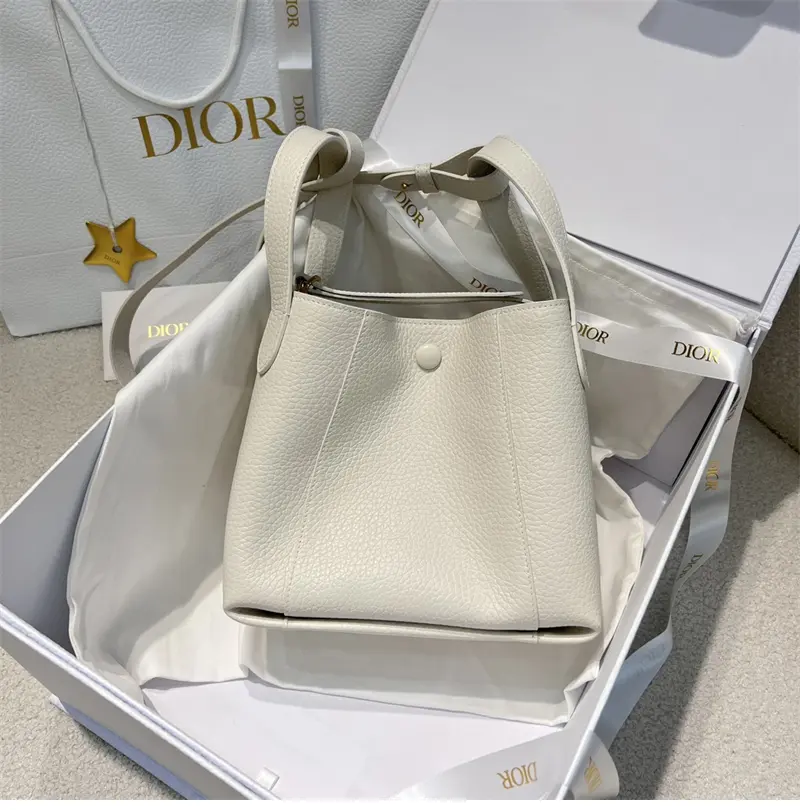 디올 시그니처 미듐 버킷백 라떼 그레인 송아지 가죽 2025 신상