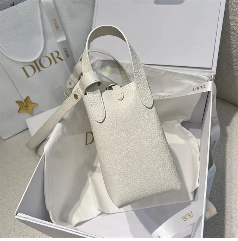 디올 시그니처 미듐 버킷백 라떼 그레인 송아지 가죽 2025 신상