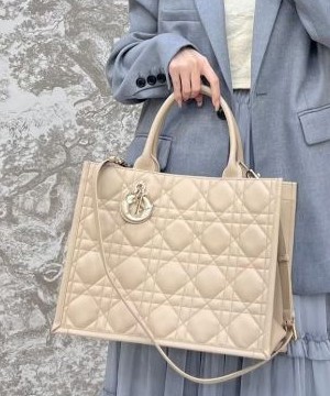 디올 북 토트 레더 스트랩 미디움