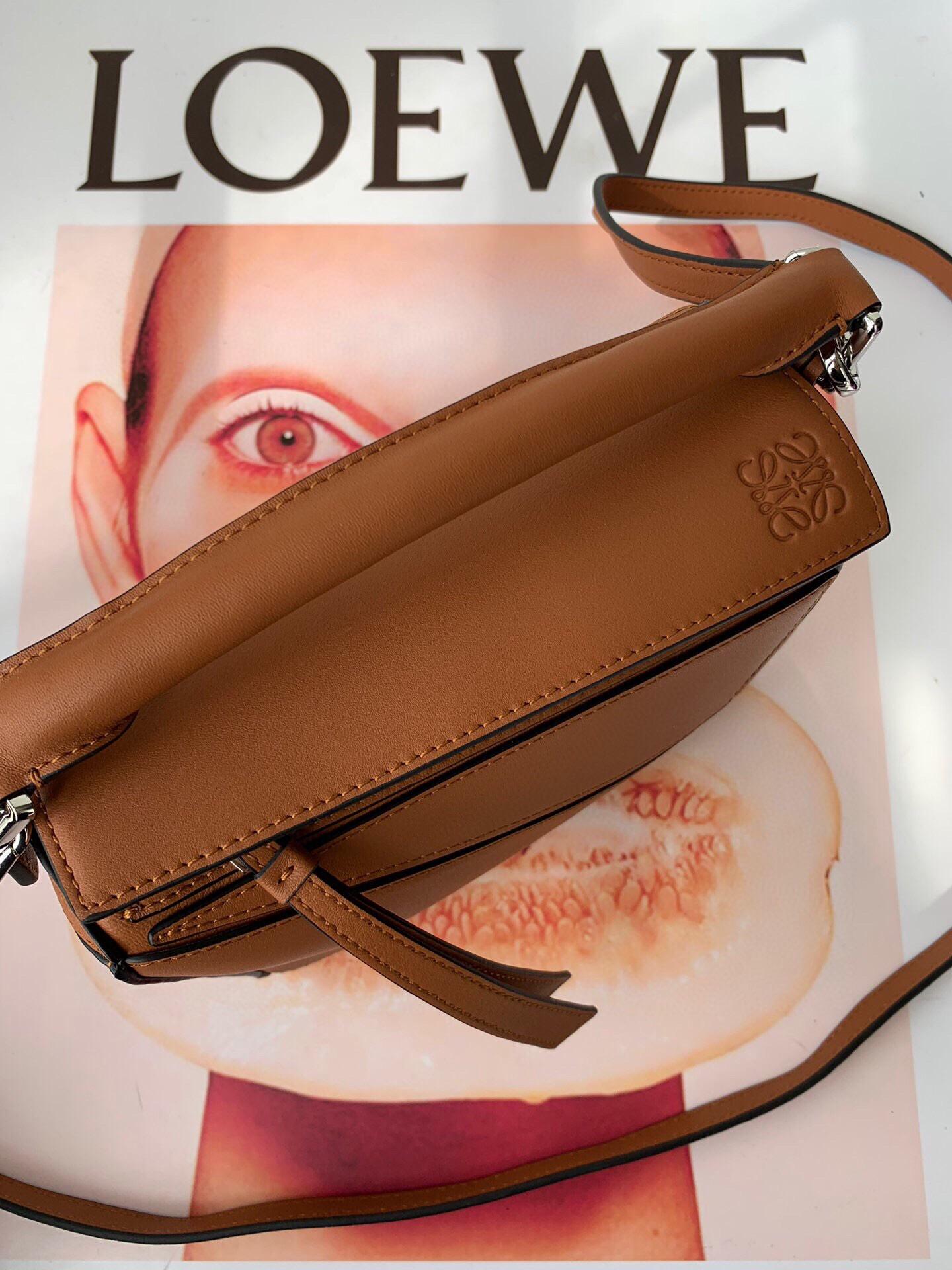 로에베 클래식 카프스킨 미니 퍼즐 백 브라운