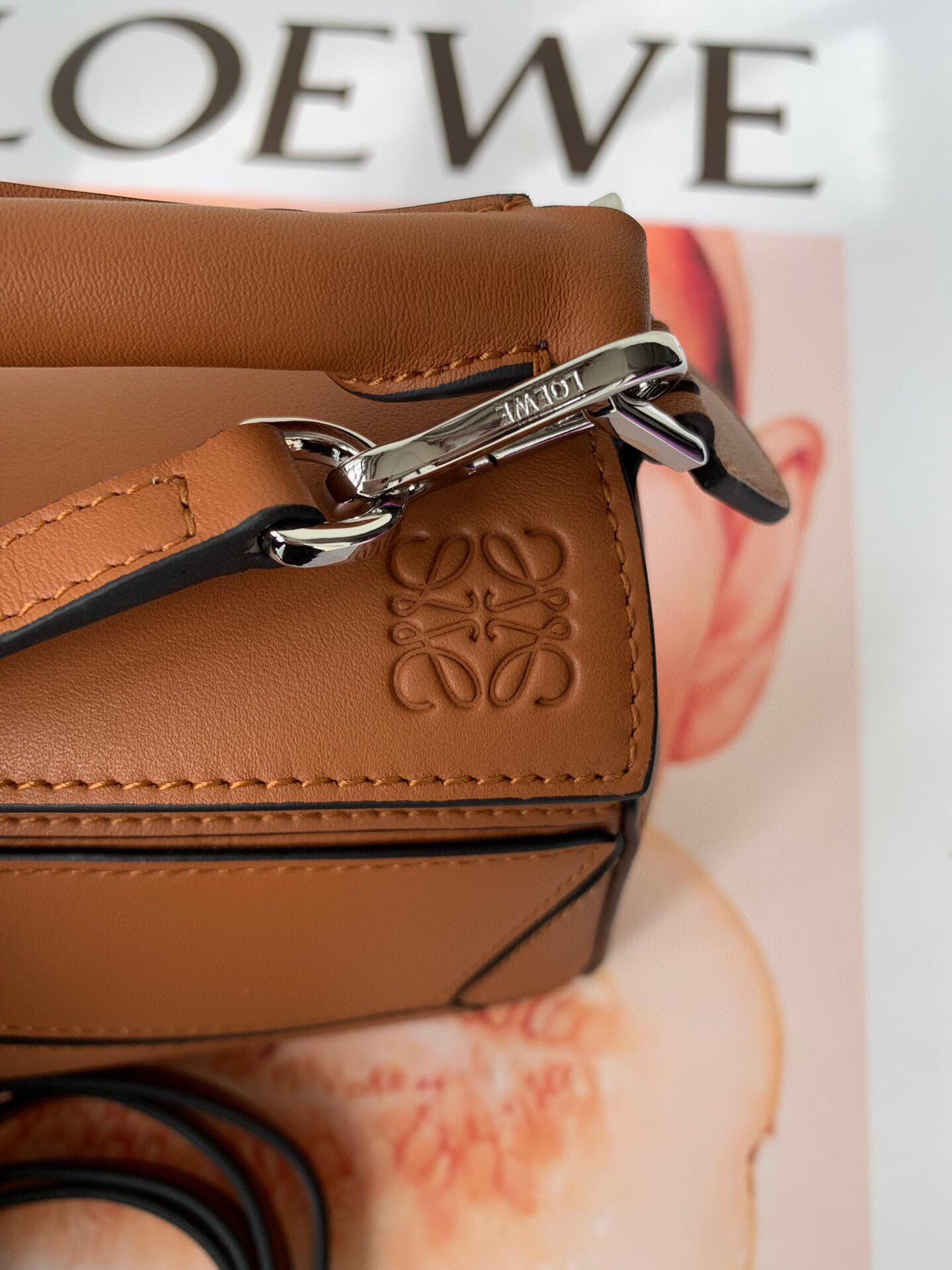 로에베 클래식 카프스킨 미니 퍼즐 백 브라운