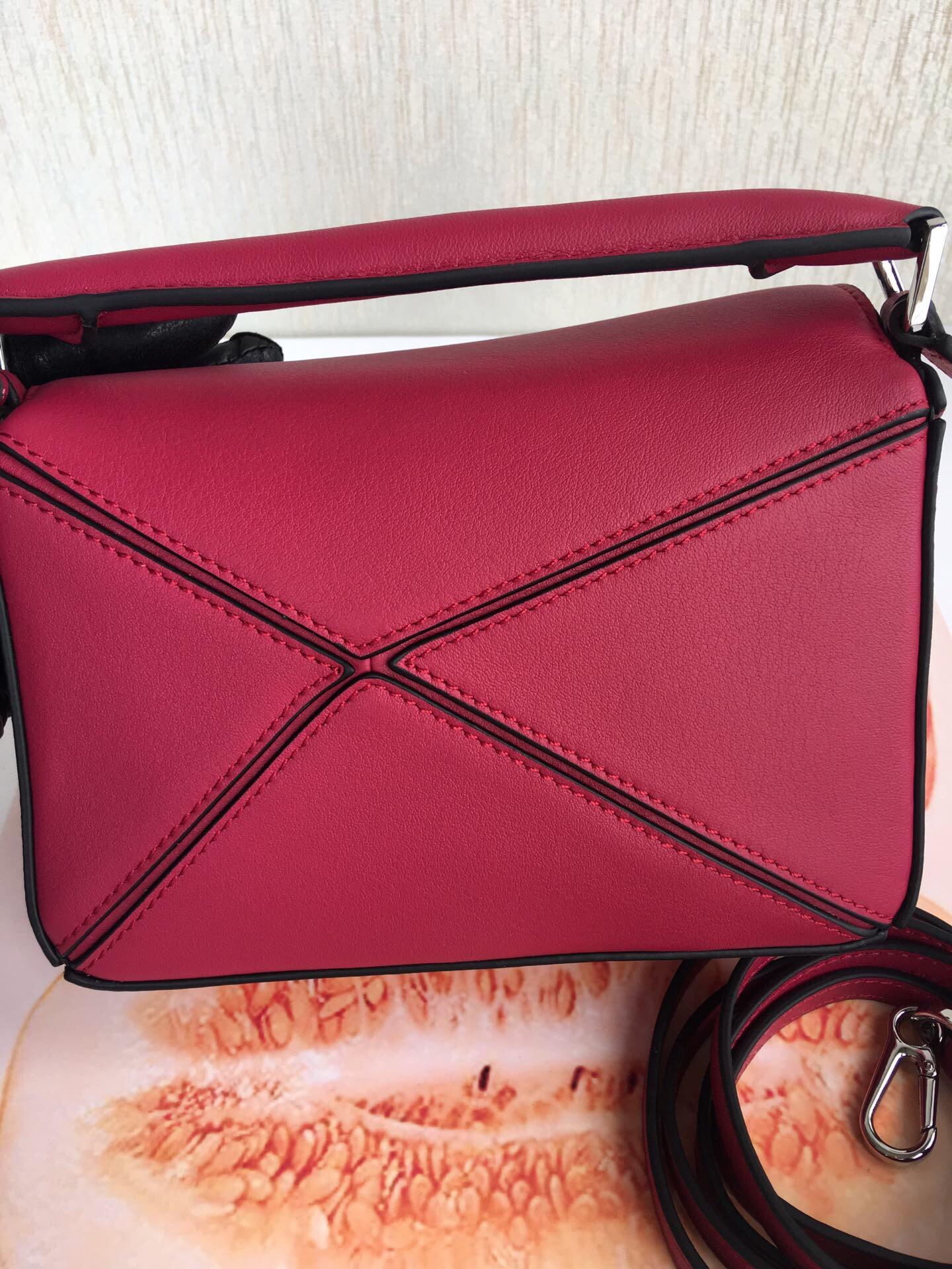 로에베 클래식 카프스킨 미니 퍼즐 백 레드