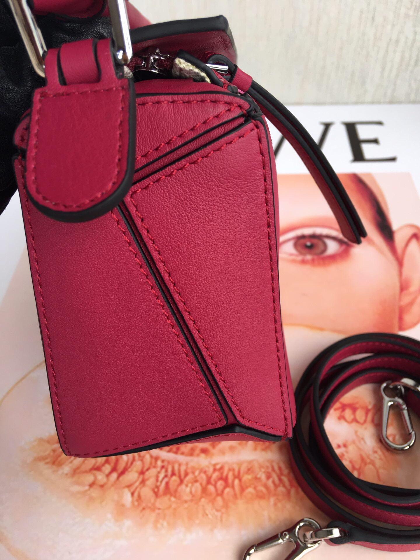 로에베 클래식 카프스킨 미니 퍼즐 백 레드