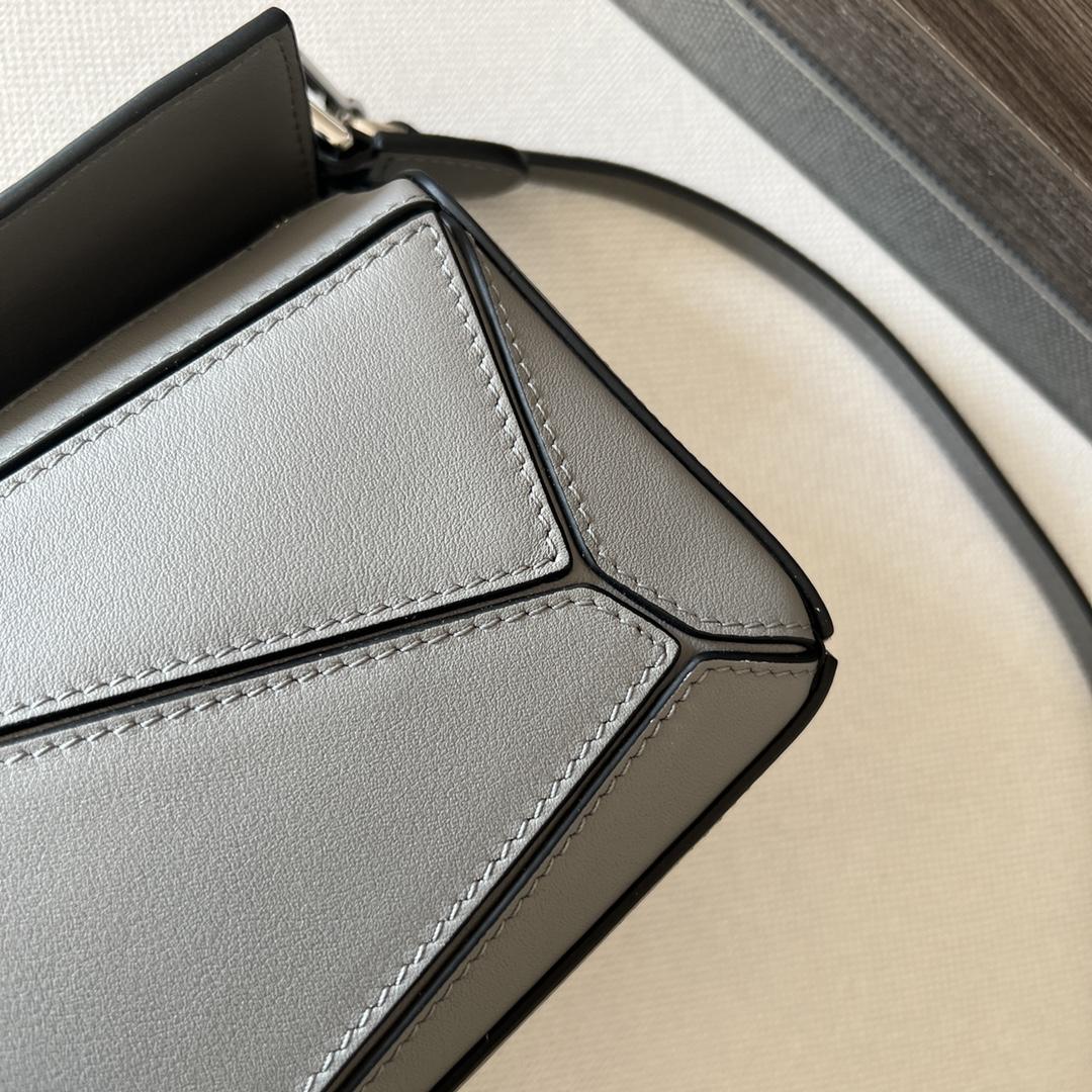 로에베 클래식 카프스킨 미니 퍼즐 백 그레이