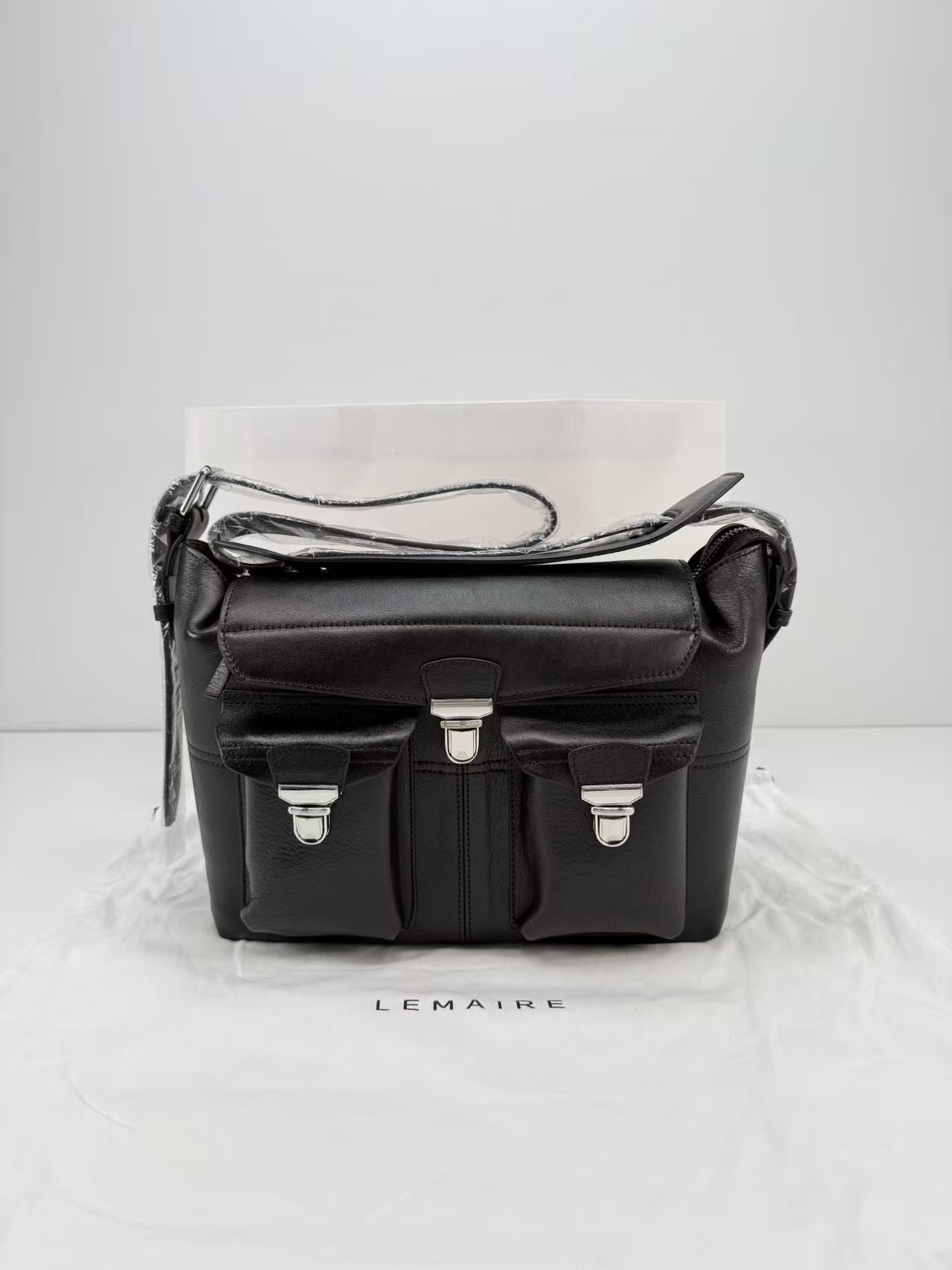 르메르 위크엔드 기어 백 나파 가죽 블랙 가로: 39cm 세로: 23cm 폭: 20cm