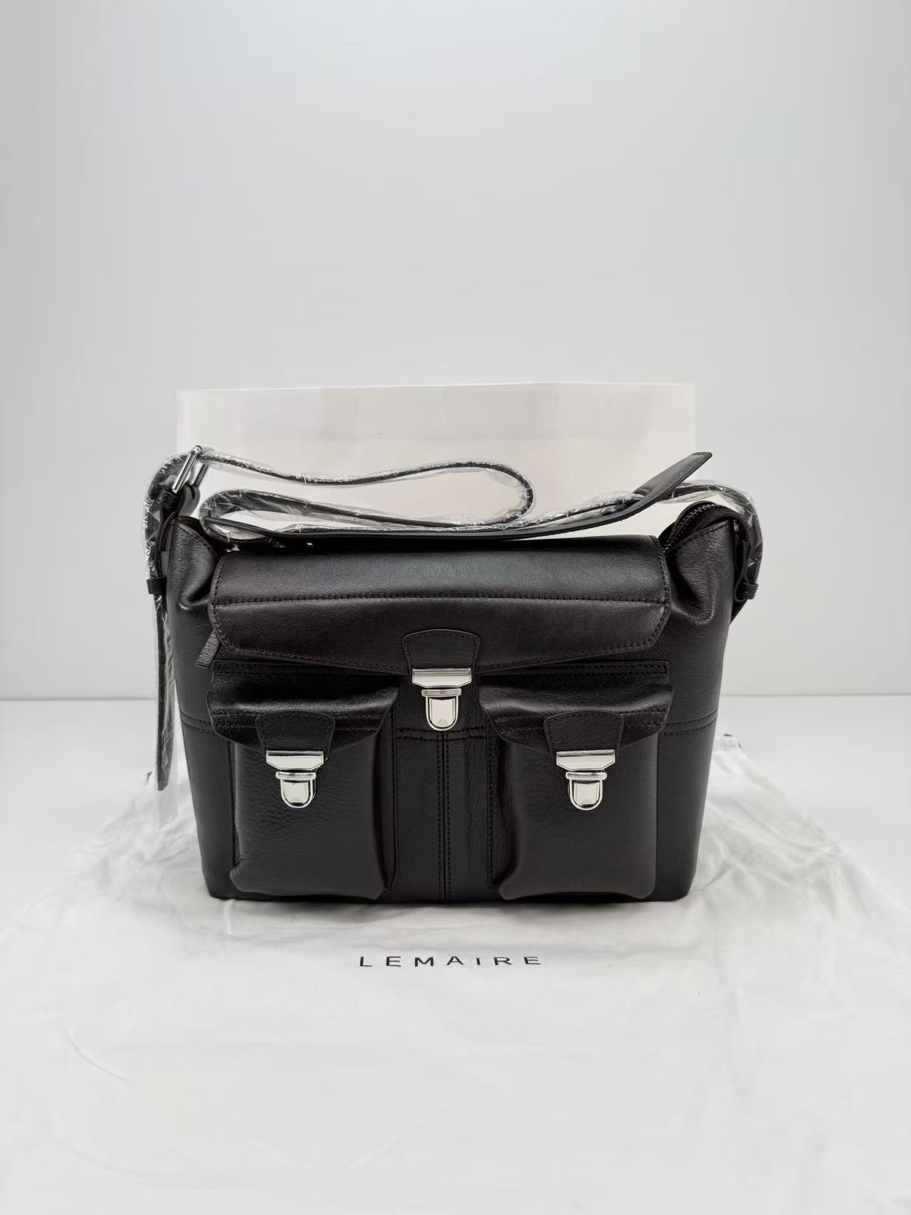 르메르 위크엔드 기어 백 나파 가죽 블랙 가로: 39cm 세로: 23cm 폭: 20cm