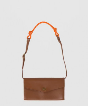 미우미우 가죽 및 코드 숄더 스트랩이 달린 가죽 지갑 5MT025