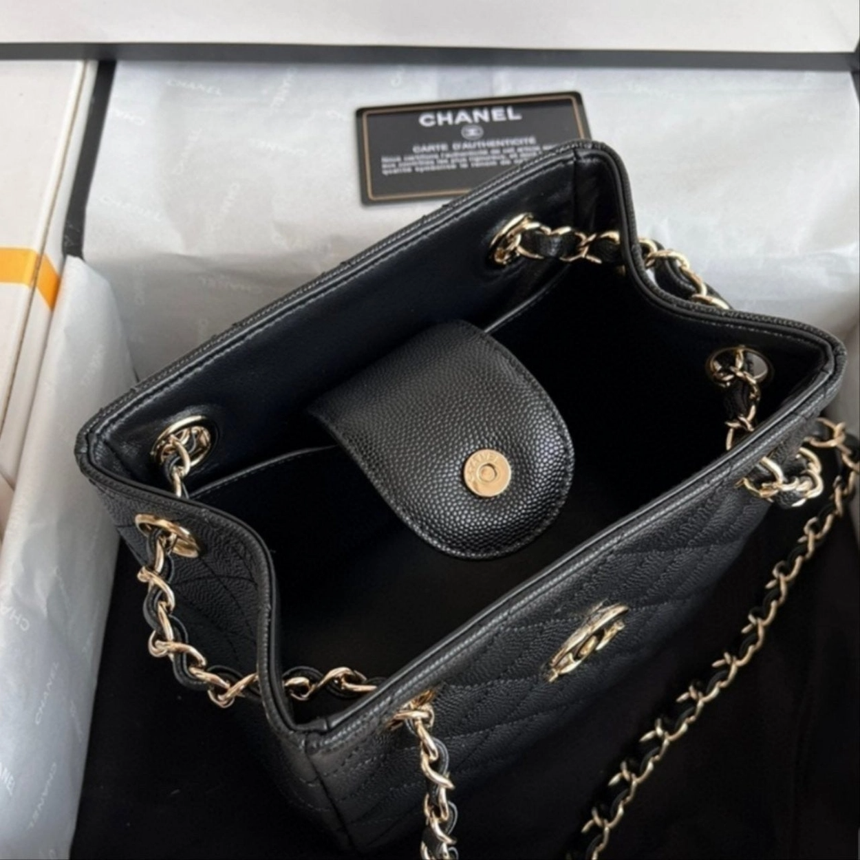 샤넬 턴 락 버킷 미니백