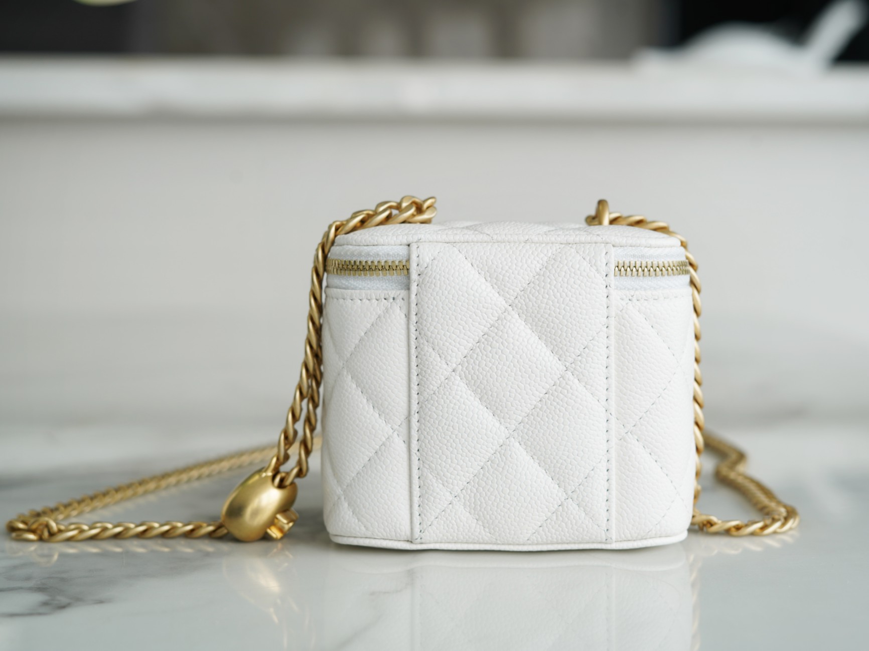 샤넬 스몰 체인 코스메틱 캐비어 화이트