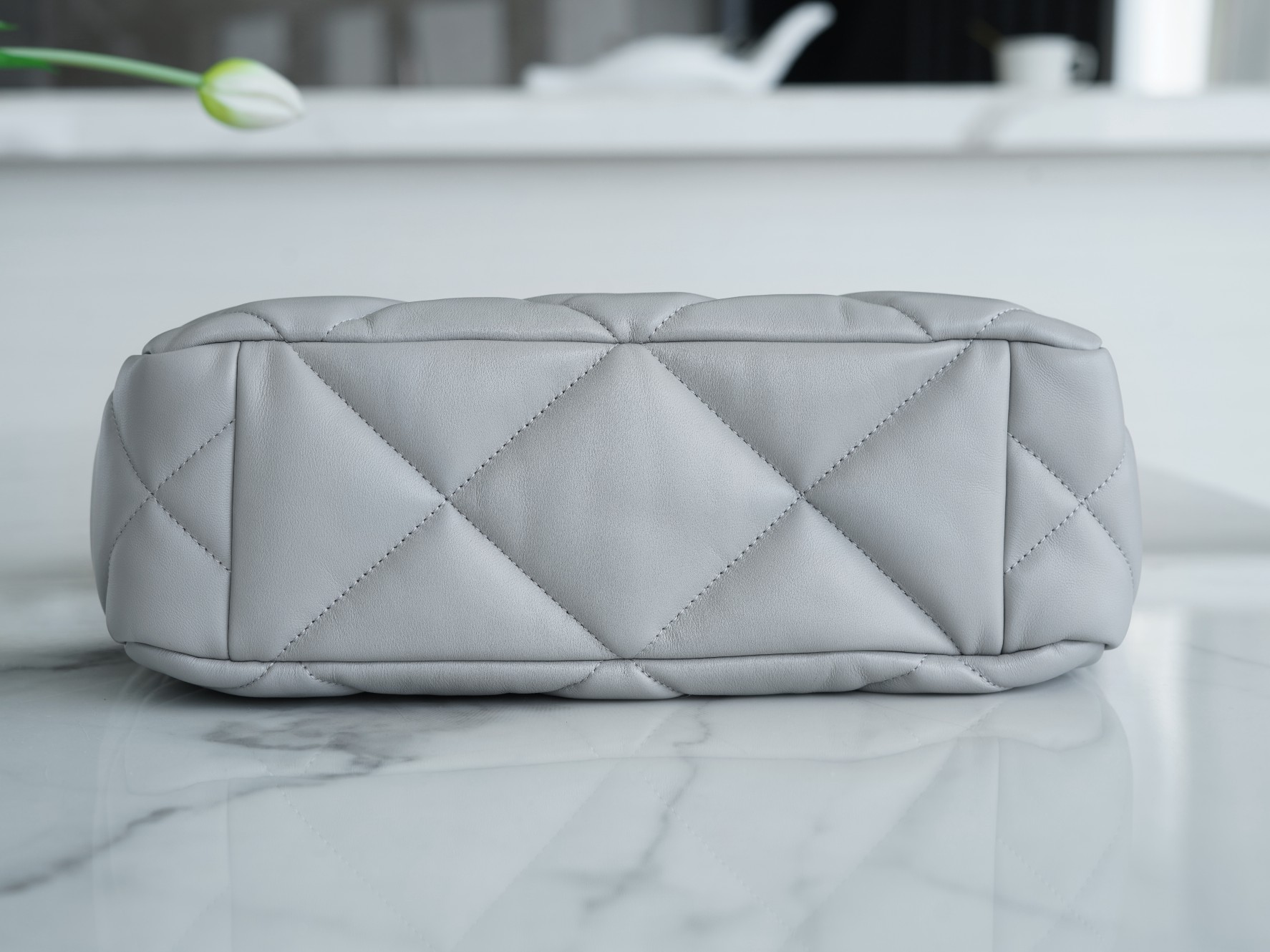 샤넬 19백 샤이니 램스킨 그레이 실버