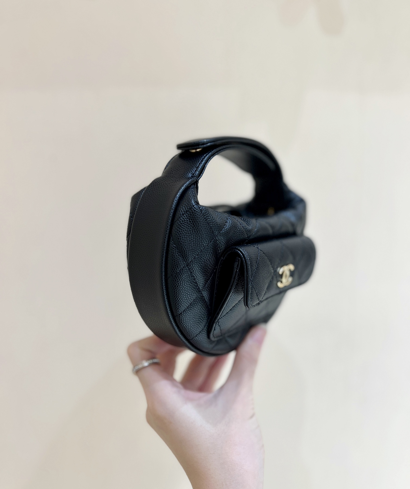 샤넬 23 뉴미니 캐비어 탑 핸들백