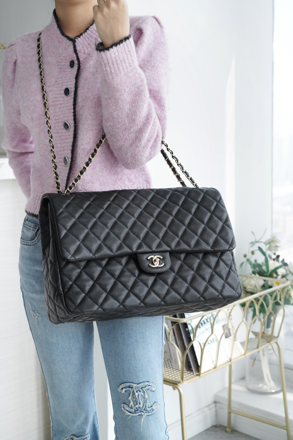 샤넬 클래식 맥시 핸드백 캐비어 은장 크기: 22 x 33 x 10cm