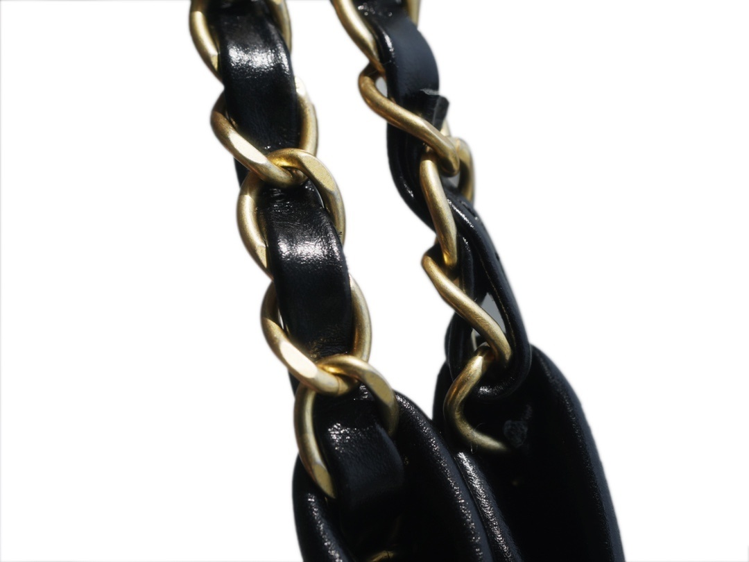 샤넬 22백 미듐 금장 크기 : 39 x 42 x 8 cm