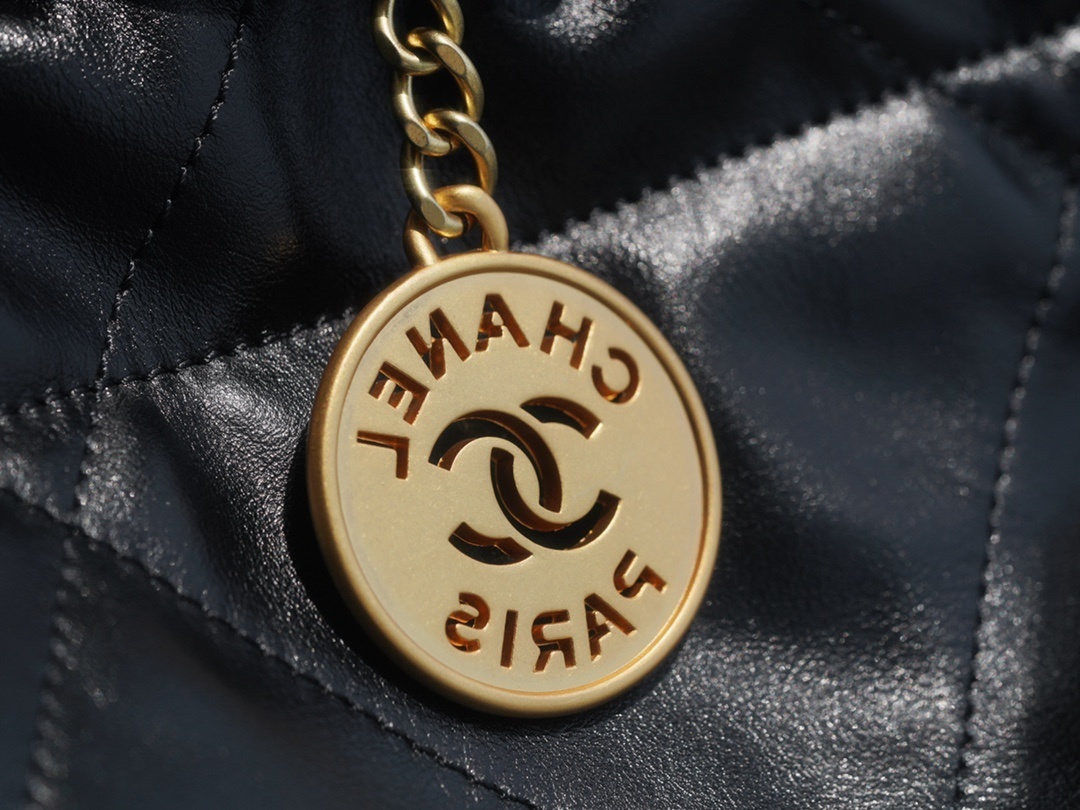 샤넬 22백 미듐 금장 크기 : 39 x 42 x 8 cm