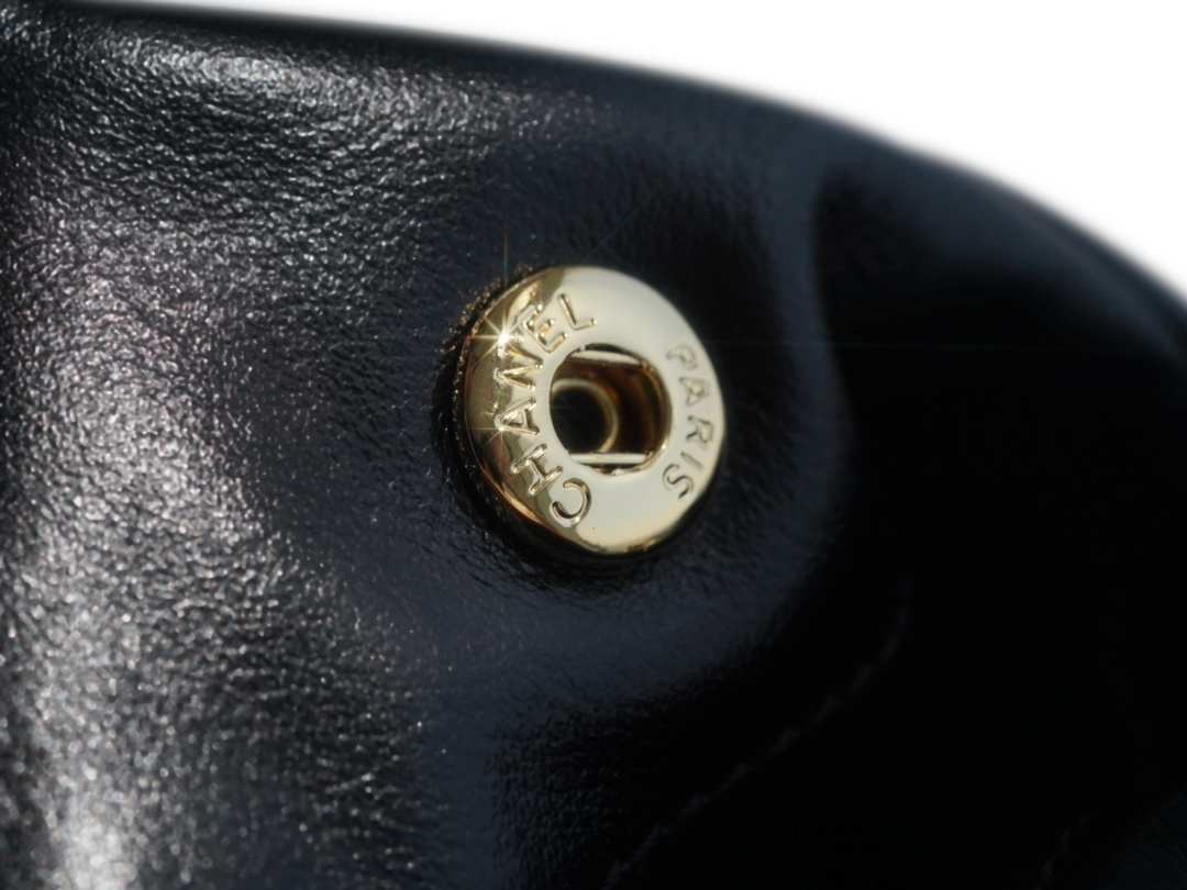 샤넬 22백 미듐 금장 크기 : 39 x 42 x 8 cm