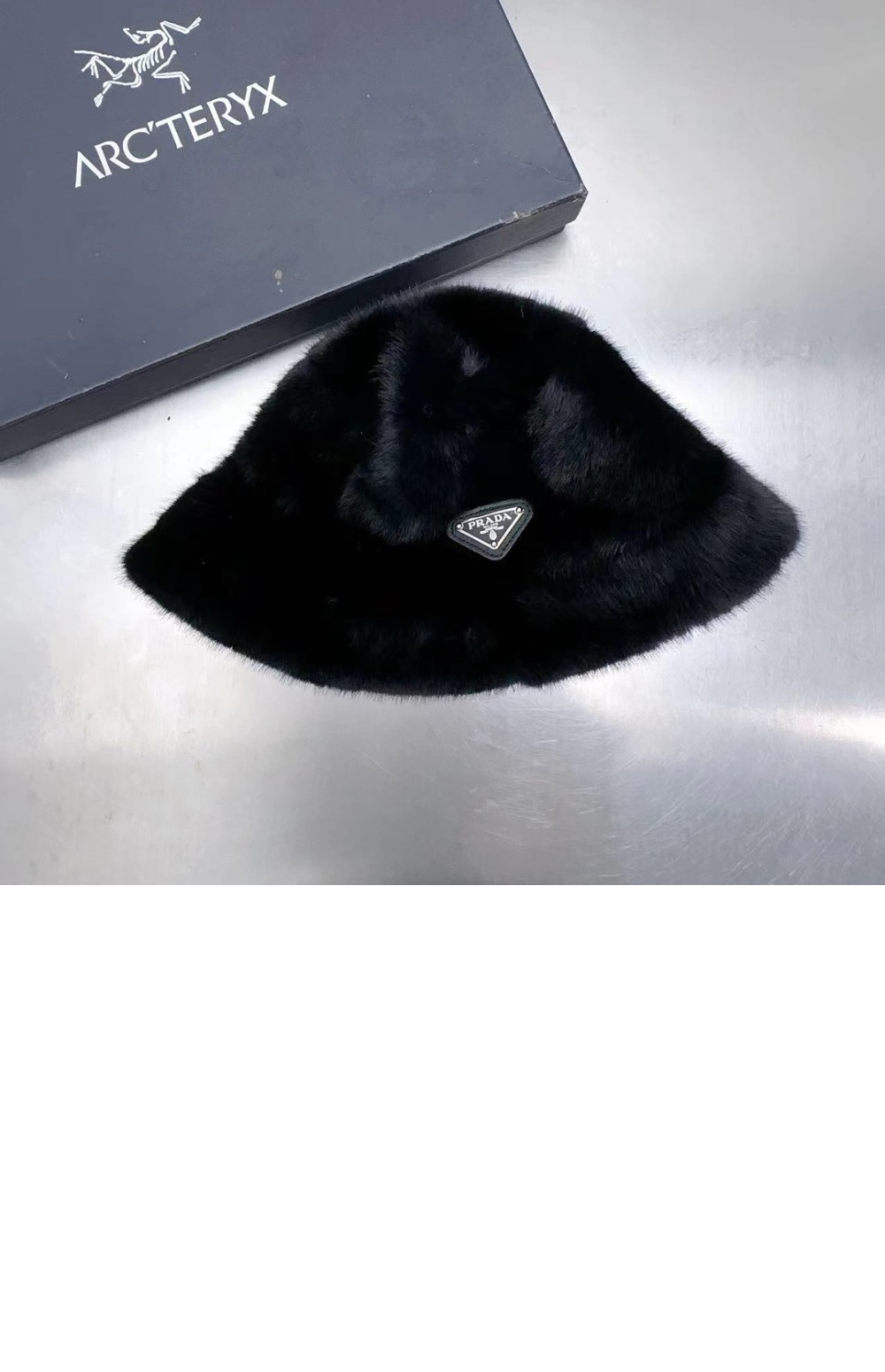 프라다 트라이앵글 버킷햇 1HC137