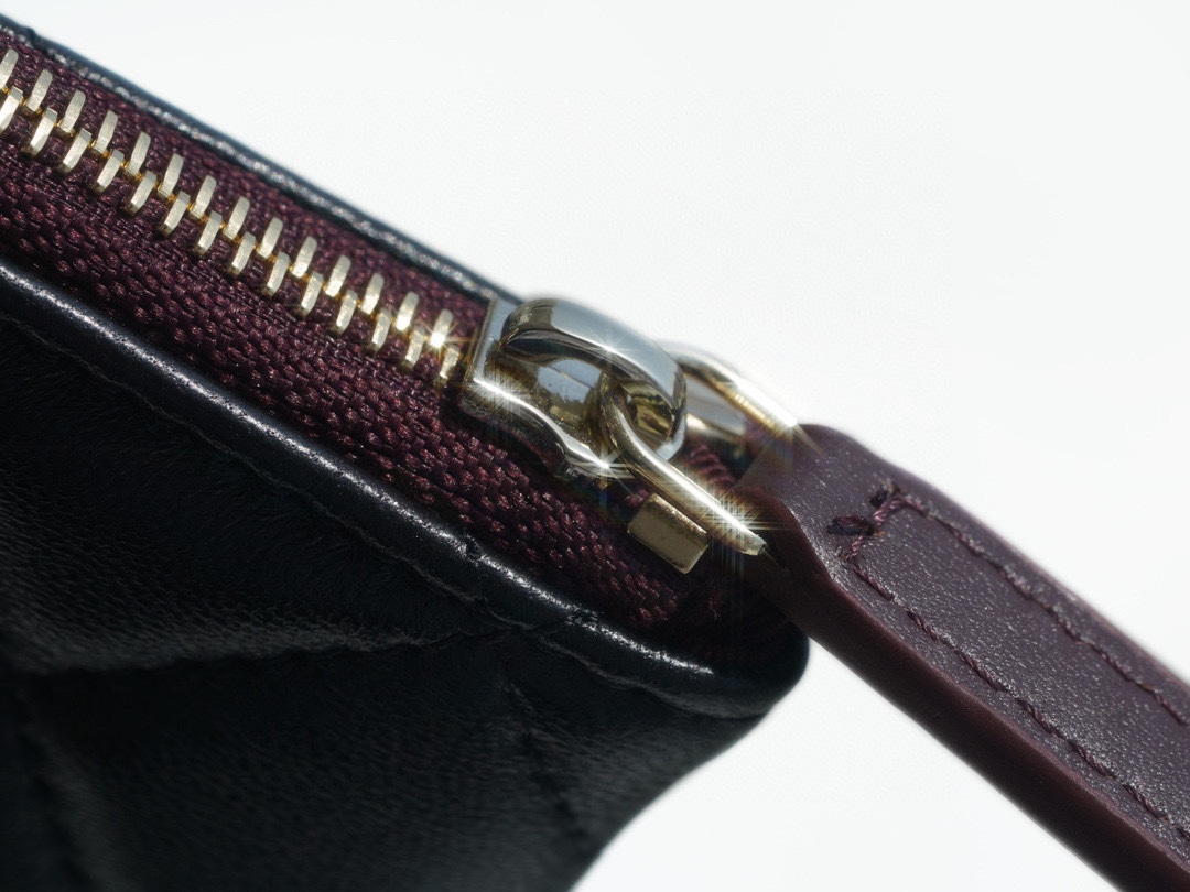 샤넬 클래식 미니 파우치 램스킨 은장 A82365