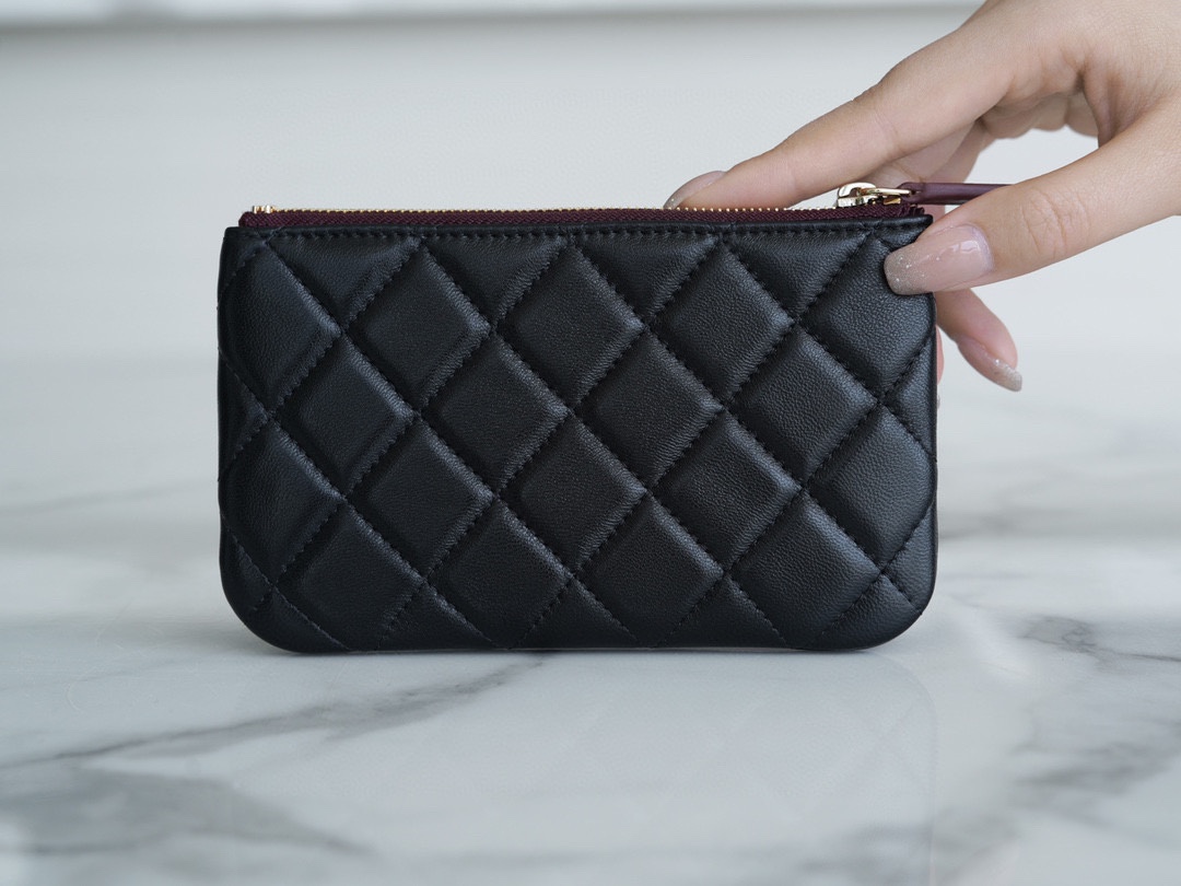 샤넬 클래식 미니 파우치 램스킨 은장 A82365