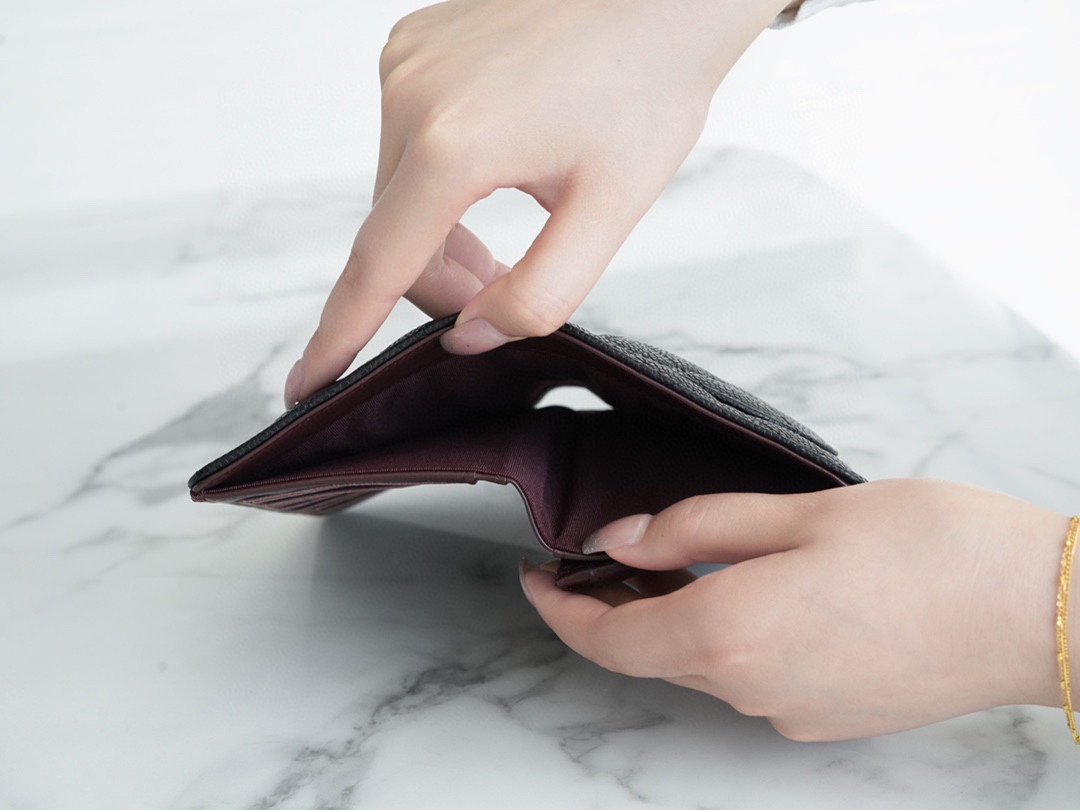 샤넬 클래식 롱 플랩 지갑 캐비어 금장 A31509