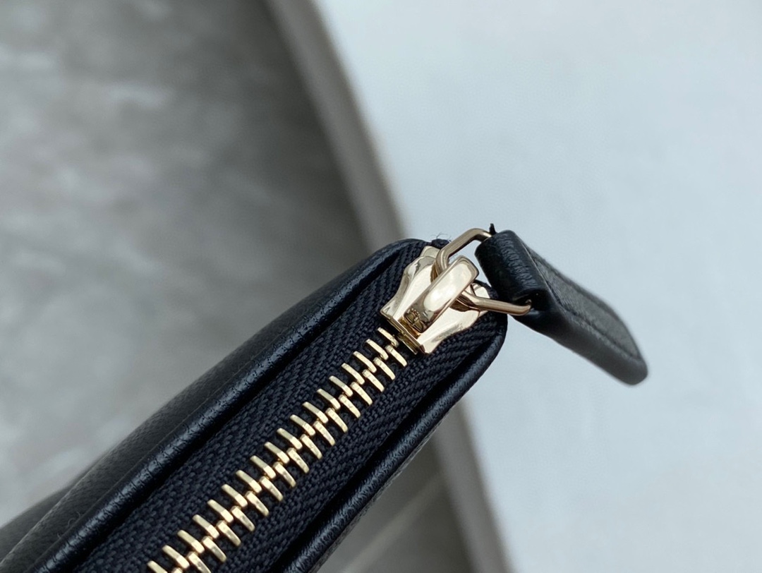 샤넬 19 클러치 백 램스킨 금장 AP0952