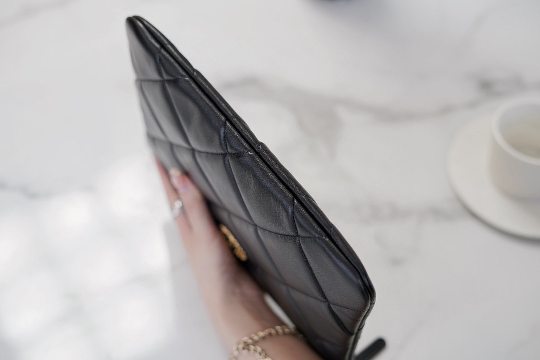 샤넬 19 클러치 백 램스킨 금장 AP0952