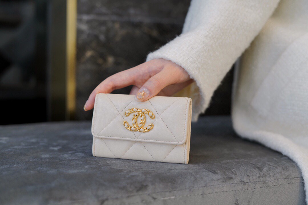 샤넬 19 플랩 카드지갑 램스킨 금장 베이지 AP1790