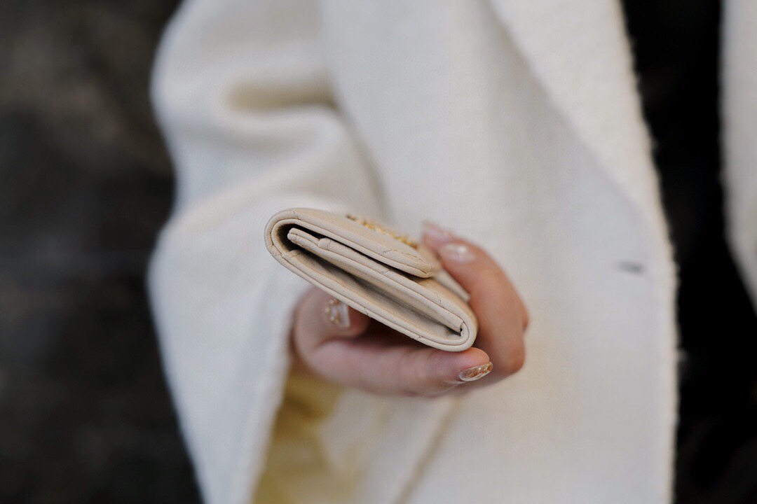 샤넬 19 플랩 카드지갑 램스킨 금장 베이지 AP1790