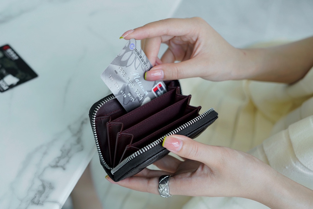 샤넬 클래식 지퍼 동전 지갑 캐비어 은장 AP0216