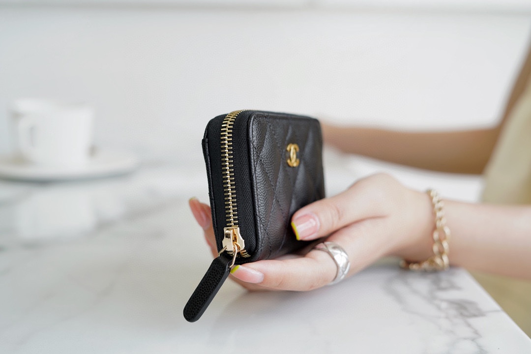 샤넬 클래식 지퍼 동전 지갑 캐비어 금장 AP0216