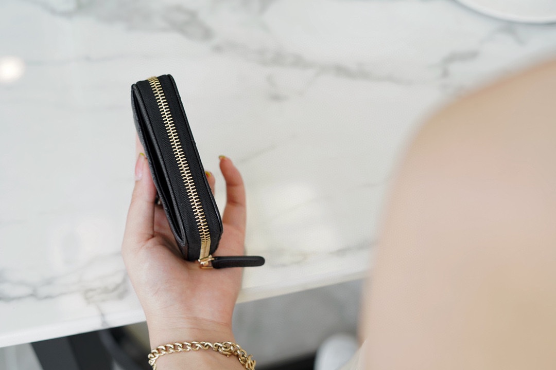 샤넬 클래식 지퍼 동전 지갑 캐비어 금장 AP0216