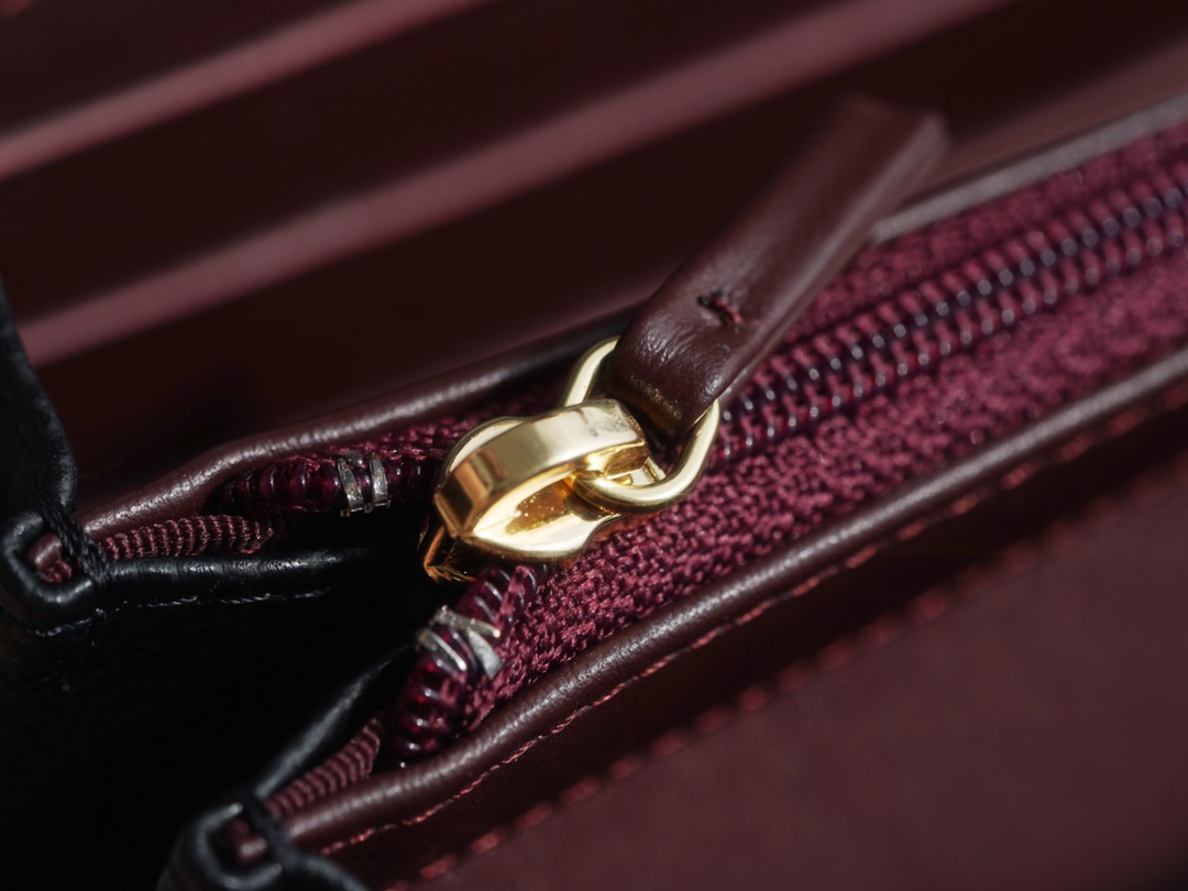 샤넬 똑딱이 장지갑 캐비어 금장 AP0241