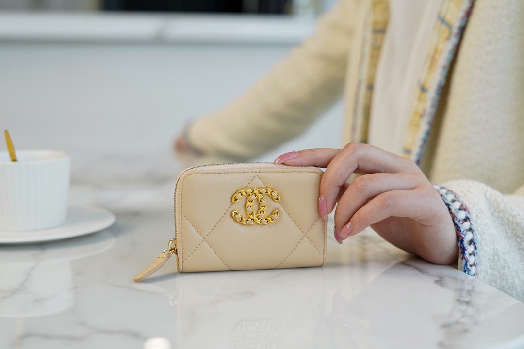 샤넬 19 지퍼 코인 지갑 램스킨 금장 베이지 AP0949