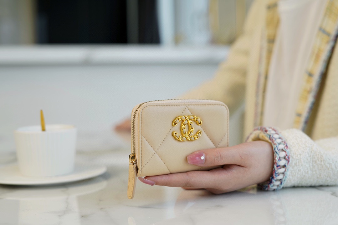 샤넬 19 지퍼 코인 지갑 램스킨 금장 베이지 AP0949