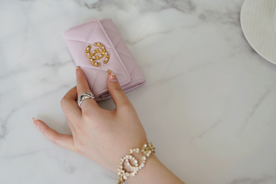 샤넬 19 플랩 카드지갑 램스킨 금장 연핑크 AP1790