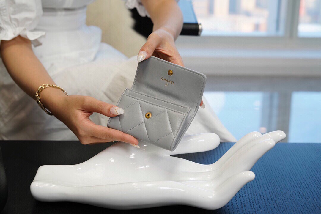 샤넬 19 플랩 카드지갑 램스킨 금장 소라 AP1790