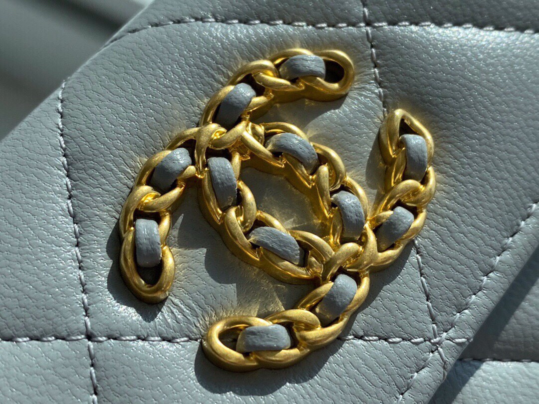 샤넬 19 플랩 카드지갑 램스킨 금장 소라 AP1790