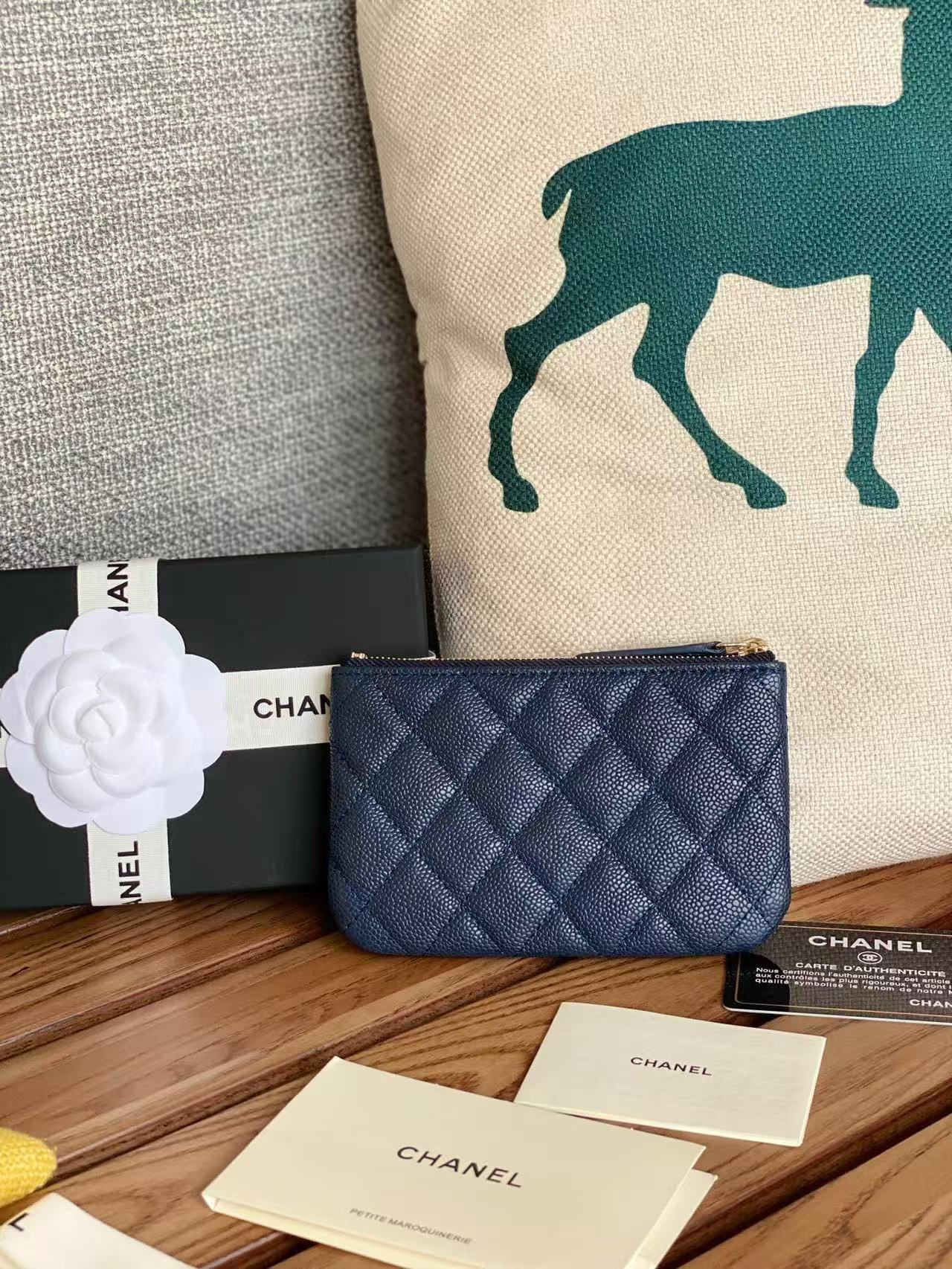 샤넬 클래식 미니 파우치 네이비 캐비어 금장 15 x 9.5CM